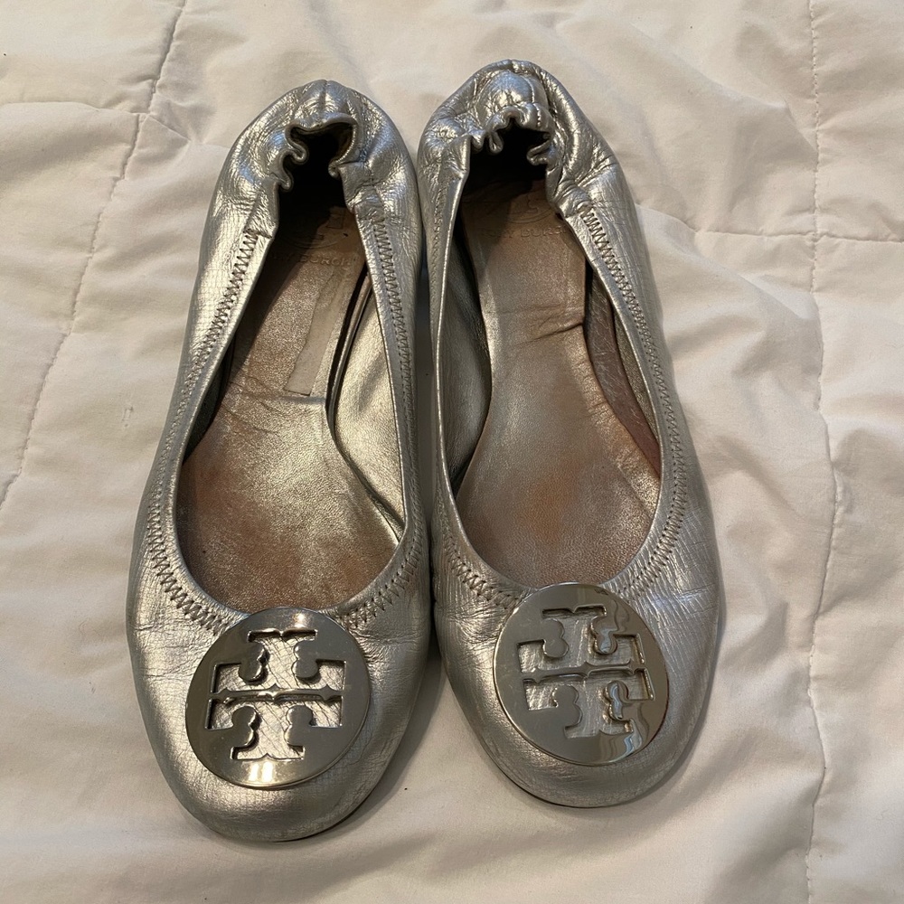 TORY BURCH silver/ pewter flats gently used 6.5